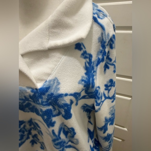 Dudley Stephens x Mestiza. Sheffield Island Pullover. Blue & White Floral. Med. - Picture 6 of 11